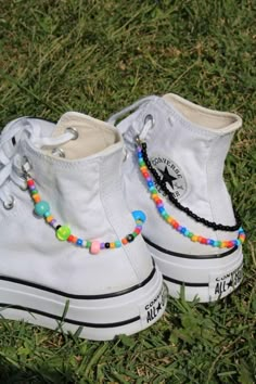 Boty Converse, قلادات متدلية, Aesthetic Shoes, Swag Shoes, Indie Kids, Dream Shoes, Beaded Jewelry Diy, Custom Shoes, White Sneakers