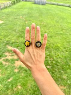 This adjustable boho ring is made with your choice of handpicked yellow Buttercup, white Spirea or tiny shells found in Tybee Island, Georgia preserved in epoxy resin Epoxy Resin Rings, White Spirea, Tiny Shells, Tybee Island Georgia, Pressed Flower Jewelry, Resin Rings, Daisy Jewelry, Daisy Ring, Ring Flower