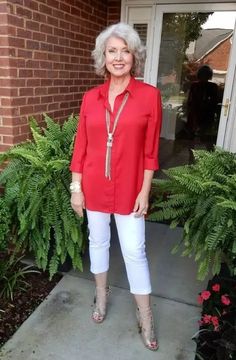 Stylish Clothes for 70 Year-old Woman: How to Look Good in Your 70s? Tips and Tricks on Styling Mode Ab 50, Costum Elegant, Jackets Style, Capri Outfits, Over 60 Fashion, Older Women Fashion, Womens Fashion Casual Summer, 50 Style, 60 Fashion