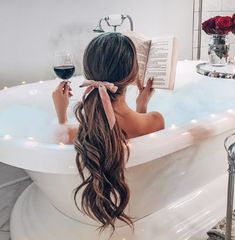 Bubble Bath Photography, Running Late Hairstyles, Bathtub Pictures, Bubbles Photography, Bath Pictures, Lisa Rinna