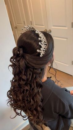 Quinceañera Hair, Red Quinceanera Ideas, Sweet 16 Hairstyles, Quinceanera Pink, Red Quince, Pink Quince, Quince Hairstyles With Crown