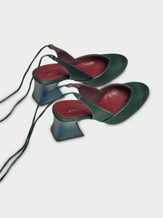 Tacones de raso color verde petróleo con escote en pico rematado con finos lazos atados al tobillo.  Plantilla acolchada para mayor comodidad. El tacón mide 6cm de alto y es muy ancho. El exterior del zapato es 100% satinado y el interior del zapato es 100% algodón orgánico con tratamiento antibacteriano. La suela está hecha de caucho producido a partir de neumáticos de bicicleta reciclados. " Green Satin Heels, Spanish Espadrilles, Make A Bow, Satin Heels, Lace Straps, Bride Clothes, Green Satin