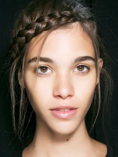 Bad weather hairstyle ideas. Look 15: Braid Your Fringe. Trending Braid Hairstyles, Braiding Tutorials, Headband Braid, Fine Hair Tips, Braid Hairstyle Ideas, Rainy Day Hairstyles, Hair Color Guide, Ouai Hair, Winter Hair Color Ideas