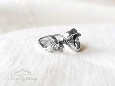 This beautiful mushroom ring is guaranteed to be the perfect conversation starter, as it is unique, eye-catching, and stylish!  It is made from .925 sterling silver, and you have the option to choose your size!  For more unique sterling silver jewelry, please visit our shop!  Favorite our store to receive updates on new items and discounts.  :) Silver Garden, Unique Sterling Silver Jewelry, Mushroom Ring, Jewelry Statement, Nature Jewelry, Silver Flowers, Flower Jewellery, Photo Jewelry, Boho Jewelry