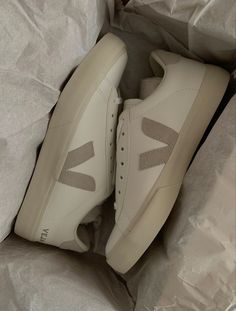 Stockholm Shoes Style, Stockholm Fashion Shoes, Fashion Trainers Women, Stockholm Style Shoes, Veja Shoe, Scandinavian Shoes, Shoes Unboxing