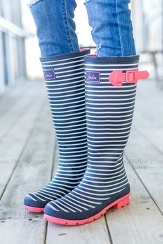 Chloe Rain Boots, Women In The Rain, Joules Rain Boots, Gum Boots, Snow Garden, Rainboots Outfit, Cute Rain Boots, Mud Boots, Raining Day