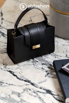 Bags Photoshoot Ideas, Leather Handbag Patterns, Trapeze Bag, Modern Handbag, Hot Handbags, Crystal City, Stylish Luggage, Statement Handbag, Black City