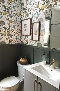 Soubassement vert + papier peint dans la salle de bain Downstairs Loo Wallpaper Ideas, Vintage Toilet Room, Cheerful Laundry Room Ideas, Hobbit Bathroom Ideas, Wallpaper In Toilet Room, Wallpaper Wall Bathroom, Wallpaper Cloakroom Toilet, Small Bathroom Remodel Wallpaper, Emerald And Gold Bathroom