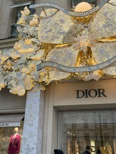 j'adore dior l'or Rich Vibes, Dior Wallpaper, J Adore Dior, Dior Shop, Paris Party, Illustration Fashion Design, Illustration Fashion, Game Dresses, Street Style Paris