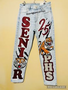 Hoco Jeans Painted, Homecoming Jeans Ideas, Senior Painted Jeans, Painted Overalls, Senior Year Things, Senior Jeans, Jeans Unique, Homecoming Spirit, Diy Pants