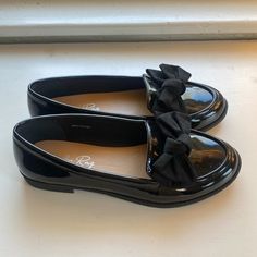 Pristine Black Patent Leather Loafers With Bow. Never Worn. School Shoes Loafers, Corporate Shoes Women, Loafers For School, Pretty Loafers, Corporate Shoes, Corporate Fits, Law Outfits, Female Loafers, Loafers With Bow