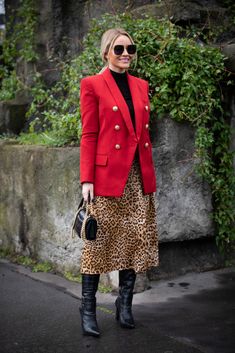 Red Blazer Winter Outfit, Red Blazer Street Style, Red Midi Skirt Outfit Winter, Leopard Print Skirt Outfit Work, Red Blazer Outfit Casual Street Styles, Blazer Rojo Outfit Casual, Leopard Print And Red Outfits, Outfit Blazer Rojo, Leopard Blazer Outfit