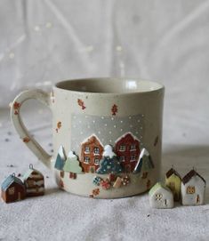 Winter Mug Ideas, Christmas Pottery Mug, Winter Ceramics, Cute Christmas Mugs, Holiday Apps, Thanksgiving Tips, Pretty Mugs