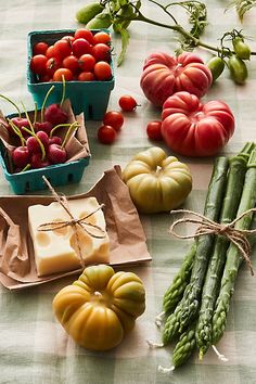 tomatoes, asparagus, asparagus and other vegetables on a table