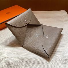 Hermes Calvi Card Holder Etoupe Brand New & 100% Authentic Colour: Etoupe Leather: Epsom Hardware: Phw Full Set Size: Pm Hermes Card Holder, Hermes Calvi, Hermes Accessories, Leather Wallets, Leather Diy, Card Case, Full Set, Leather Wallet, Wallets