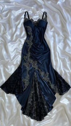 Siren Outfit Ideas, Romantic Goth Dress, Performing Outfits, Alternative Dresses, Inai Pengantin, Dress Types, Whimsical Dress, Mermaid Prom Dresses Lace