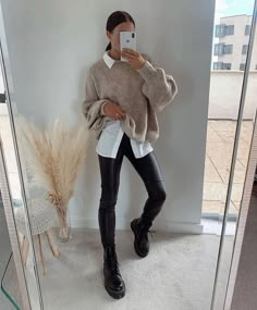 82c2559140b95ccda9c6ca4a8b981f1edesc54537166ri Lederhosen Outfit, Winter Date Night Outfits, Black Leather Pants, Trendy Fall Outfits, Casual Winter Outfits