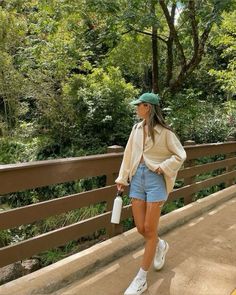 Causal Vacation Outfits, Casual Summer Outfit 2023, Cute Casual Outfits Shorts, Outfits For The City Summer, Cute Casual Beach Outfits, Clothes For Paris In Summer, Beach In The Fall Outfit, Outfit Camping Verano, Comfy Europe Outfits