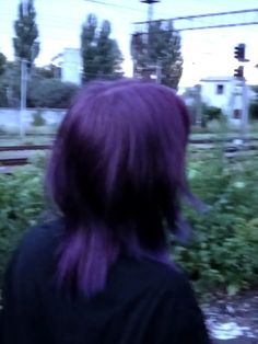 Violet And Black Hair, Hair Dyed Idea, Roots Dyed Hair, Purple Ghost Roots, Black And Purple Split Dye, Purple Hair Face Claim, Black To Purple Hair, Purple Shag Hair, Dark Purple Peekaboo Hair