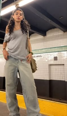 Outfit Inspo With Baggy Jeans, Comfy Date Night Outfit Winter, Bagy Jeans Outfit Girl, Yk2 Style Outfits Women, Baggy Going Out Outfit, 90 Baggy Jeans Outfit, Baggy Club Outfits, Baggy Jeans 90s Outfit, Baggy Lowrisejeans Outfit