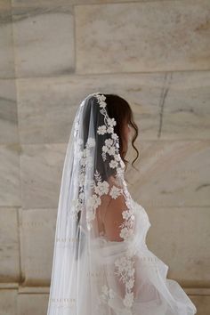 the back of a bride's veil with flowers on it