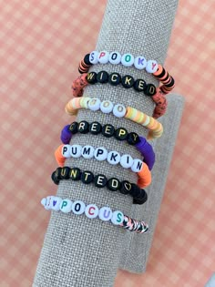 Cute Clay Bead Bracelet Ideas With Letters, Cute Halloween Beaded Bracelets, Clay Bead Bracelet Ideas Scream, Fall Theme Clay Bracelet, Color Combo Bracelets, Halloween Beaded Bracelets Diy, Preppy Halloween Bracelet, Halloween Themed Clay Bead Bracelets, Clay Beads Bracelet Ideas Fall