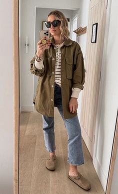 Patterned Jacket Outfit, Chore Jacket Outfit Women, Breton Stripes Outfit, Clog Outfits, Madrid Style, Birkenstock Outfit, Birkenstock Style, Jacket Outfit Women, Outfit Autumn