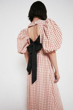 Chess Dress Outfit, Tied Back Dress, Back Tie Dress, Tie Up Dress, Checked Dress, Estilo Harajuku, Tie Back Dress, Fashion Week 2024, Contrast Dress