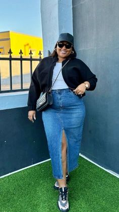 Casual Plus Size Outfits, Woman Tips, Curvy Casual Outfits, Fashionable Work Outfit, Midi Jeans, Denim Skirt Outfits, Classy Fashion, Modest Wear