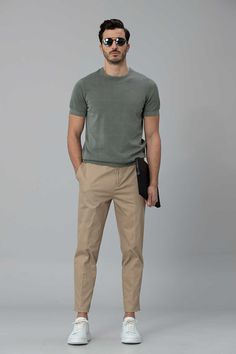 Mens Slim Fit Outfits Casual, Light Brown Chinos Men Outfits, Outfits With Khaki Pants Men, Chino And Shirt Outfit Men, Men Bussines Casual Outfit, Tshirt Pants Outfit Man, Light Chinos Men Outfits, Slim Fit Pants Men Outfit, Slim Fit T Shirts Men