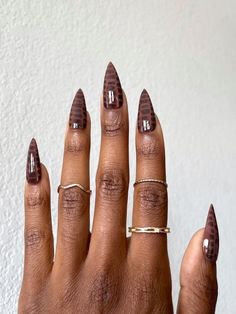 Brown Alligator Nails, Gator Print Nails, Black And White Crocodile Nails, Brown Snake Nails, Snakeskin Nail Designs, Brown Crocodile Nails, Lepord Nails Designs, Brown Almond Nails Design, Stiletto Winter Nails