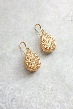 These are beautiful matte gold filigree teardrop earrings. The gold over brass filigree pear drop is available in a long and short lengths. These beautifully detailed earrings are three dimensional designs and light shines through, highlighting the lacy details. LENGTH Pear Drop Measures approx .75" x 1" (18mm x 26mm) ? Short Style Total Earring Length approx. 1.5" (38mm). ? Long Style Total Earring Length approx. 2.5" (65mm). Gold Earing, Boho Wedding Jewelry, Brass Filigree, Wedding Bridesmaid Jewelry, Filigree Jewelry, Jewelry Bridesmaid, Bridesmaid Accessories, Jewelry Design Earrings, Filigree Earrings