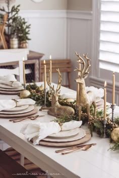 Wood Table Dinner Decor, Christmas Table Sets, Gold Christmas Dining Table, Pointsetta Table Decorations, White Fur Table Runner Christmas, Wood And Gold Christmas Decor, Xmas Dinner Table Setting, Christmas Table 2022, Table Settings Christmas Elegant