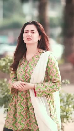 Hania Amir Outfits In Mujhe Pyar Hua Tha, Hania Amir Outfits In Mere Humsafar, Hania Amir Mujhe Pyaar Hua Tha, Hania Amir Pink Dress In Mere Humsafar, Hania Amir In Mere Humsafar, Hania Amir Dresses Suit, Frock Designs For Girl, Simple Frock Design, Stylish Maxi Dress