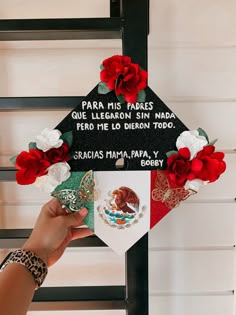 a person holding up a graduation cap decorated with flowers and the words, para mi famos que leonn sin nadda fero