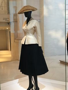 Couture Dior, Dior New Look, Christian Dior Designer, Mode Tips, Dior Dress, Paris Mode, Moda Paris, French Fashion Designers, New Years Dress