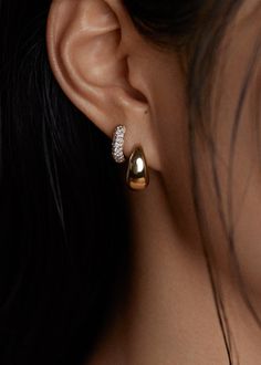 Teardrop Hoop Earring - Kinn Huggie Gold Hoop Earrings, Classic Jewelry Aesthetic, Gold Earrings Bridesmaid, Gold Elegant Earrings, Classy Earring Stack, Classic Gold Earrings, Brooke Aesthetic, Gold Earrings For Wedding, Luxury Jewelry Aesthetic