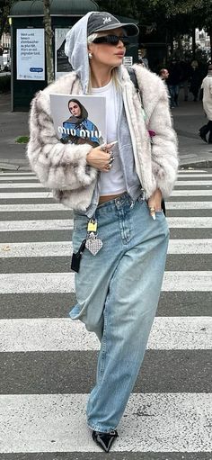 STREET STYLE 2024 FALL 2024 Nyc Street Style, Paris Fashion Week Street Style Winter, Paris Street Style 2024, New York Street Style Winter, Russian Street Style, Persian Street Style, Street Style Paris Fashion Week, Street Style New York, Trendy Date Night Outfit