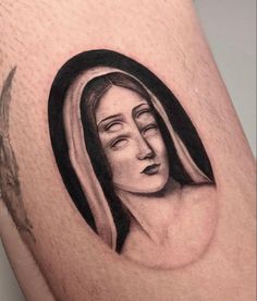 a woman's face is shown in the shape of a tattoo on her thigh