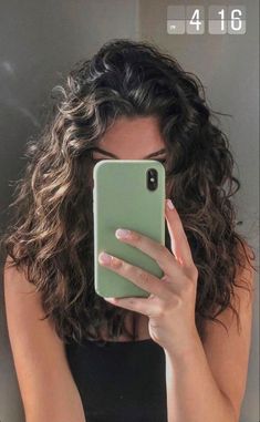 Curly Hair With Outfits, Wavy Hair Selfie, Cute Hairstyles For Curly Wavy Hair, How To Style Wavy Hair Hairstyles, Wavy Haircut Ideas, Haircuts Wavy Hair, Curly Hair Selfie, Beautiful Wavy Hair, Wavy Hair Styles