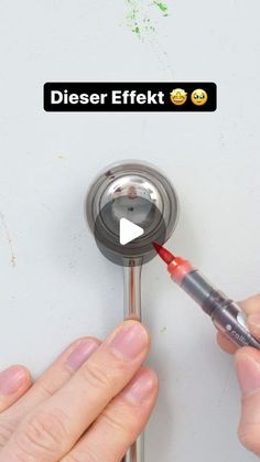 a person is holding a needle in front of a stethoscope with the words disser effekt on it