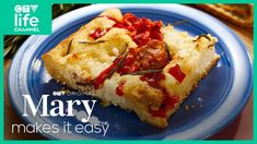 there is a piece of food on the plate and it says mary makes it easy