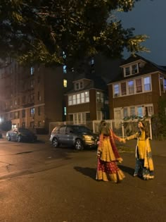 Night Street Indian, Indian Besties Aesthetic, Desi Dress Aesthetic, Desi Friends Photoshoot Ideas, Desi Poses With Friends, Traditional Poses With Friends, Poses With Best Friend In Traditional, Navratri Poses With Friends, Desi Best Friends Aesthetic