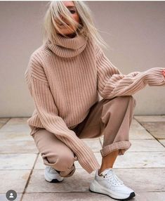 Oversized Sweater Outfit, Street Style Paris, Street Style Outfit, White Sneakers, Sweater Outfits