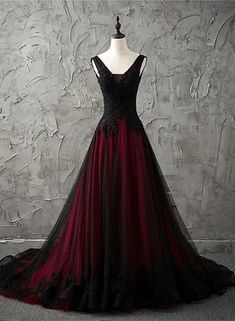 Bezauberndes ärmelloses schwarzes und rotes Partykleid mit Spitzenapplikationen und Perlen. Ballkleid mit tiefem Rückenausschnitt Low Back Prom Dress, Black And Red Wedding, Black Wedding Dress Gothic, Back Prom Dress, Dress Low Back, Beaded Party Dress, Floral Dress Formal, Tulle Evening Dress, Lace Party Dresses