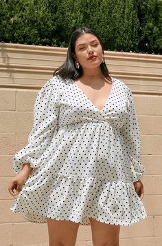 Plus Size Street Style, Plus Size Posing, Plus Size Mini Dresses, Look Plus, Brick Wall