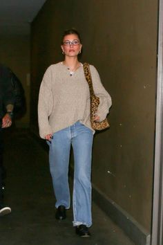 Hailey Bieber Fall Style, Hayley Bieber Outfits, Women Chic Outfits, Models Off Duty Style, Leopard Bag, Casual Outfit Inspiration, Fall 24