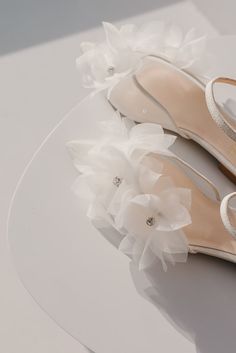 White Wedding Flats With Organza Flowers Bridal Flat Shoes - Etsy Ukraine Spring Wedding Heels With Tulle Material, Elegant Tulle Heels For Wedding, Elegant Tulle Wedding Heels, Elegant White Flat Wedding Shoes, Spring Wedding Shoes With Flower Design, Festive White Wedding Flats, White Lace Flats Bridal, Elegant White Wedding Ballet Flats, Bridal Flat Shoes