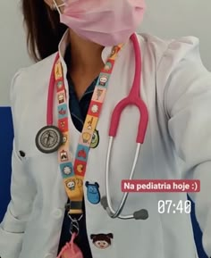 a woman wearing a face mask and holding a pink medical bag over her mouth with the words no pediaria hoje on it