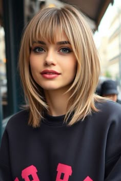 A sleek layered bob paired with bold blunt bangs makes a striking statement! 🌟 This sharp and sophisticated style is perfect for those who want a polished look with a touch of edge. Layered Bob With Fringe Bangs, Long Bob With Bangs Hairstyles, Shoulder Length Hair Side Bangs, Straight Hair Bob With Bangs, Shoulder Bob With Bangs, Short Bob Hair With Bangs, Layers For Medium Length Hair With Bangs, Bettie Bangs Short Hair, Copper Bob With Bangs